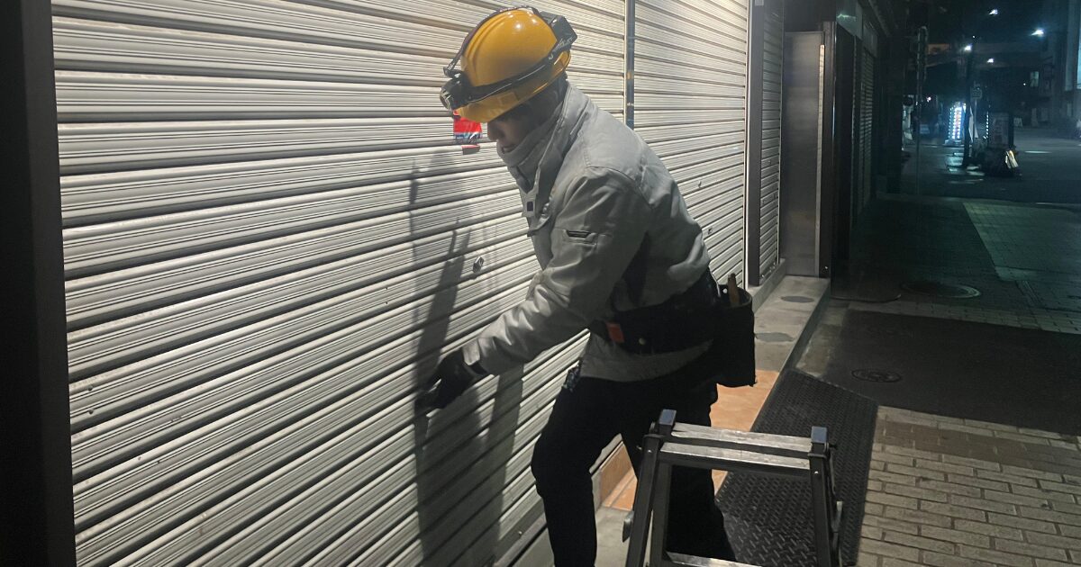 シャッターを点検する作業員